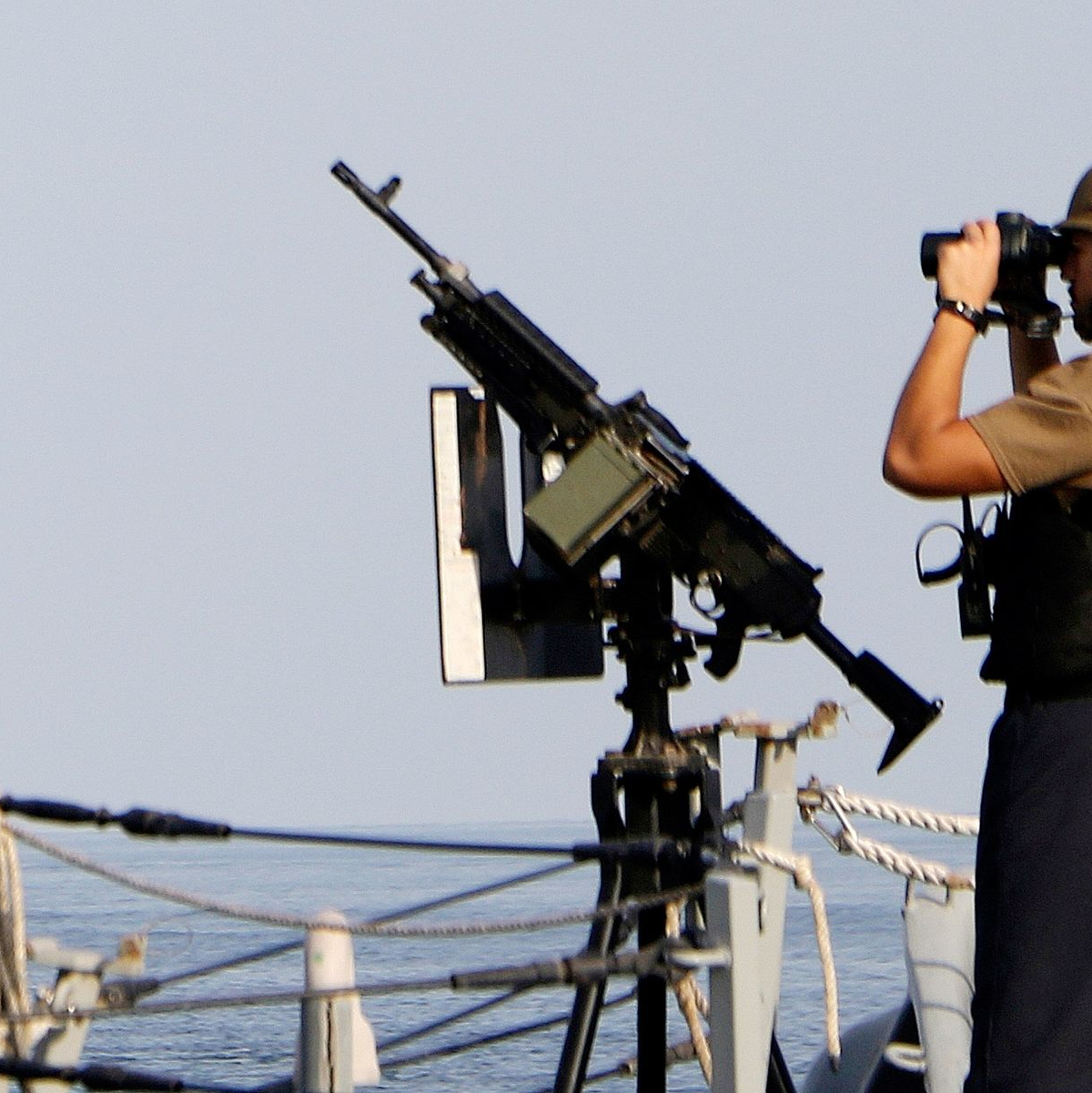 Ein US-Soldat steht auf einem Kriegsschiff der US-Marine. Die USA reagieren mit einer neuen Allianz auf die Angriffe der Huthi-Rebellen auf Frachtschiffe. (Archivbild) - Foto: -/Informationstechniker 2.Klasse Ruskin Naval/US Navy/AP/dpa