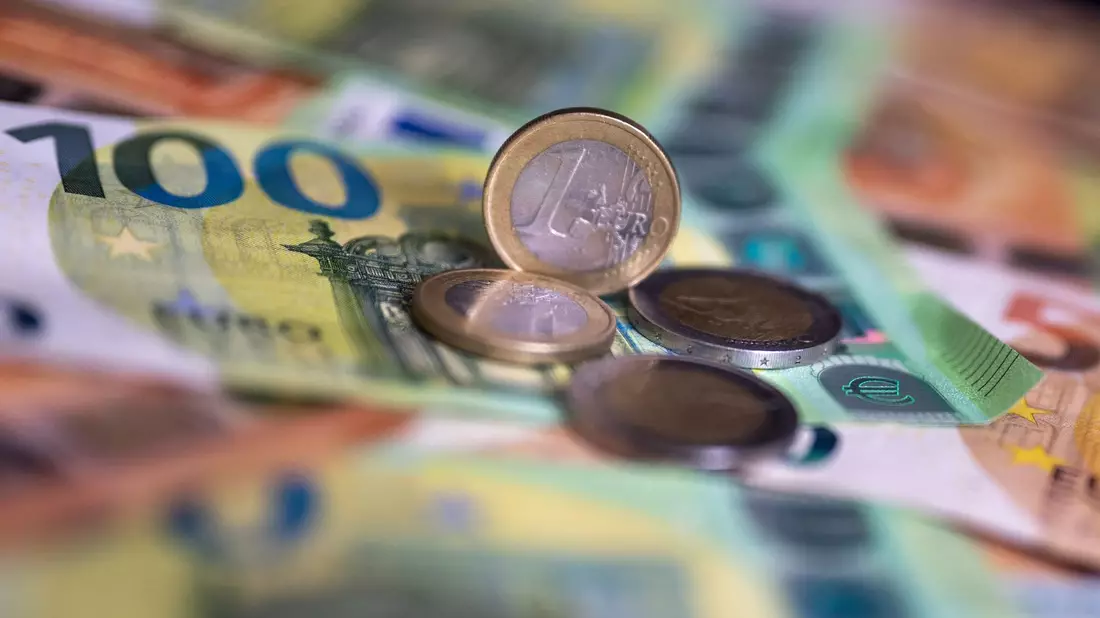 Euro-Scheine und -Münzen: Die Inflation geht zurück. - Bild: Monika Skolimowska/dpa