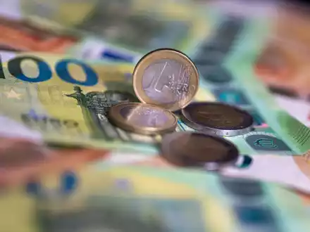 Euro-Scheine und -Münzen: Die Inflation geht zurück. - Foto: Monika Skolimowska/dpa