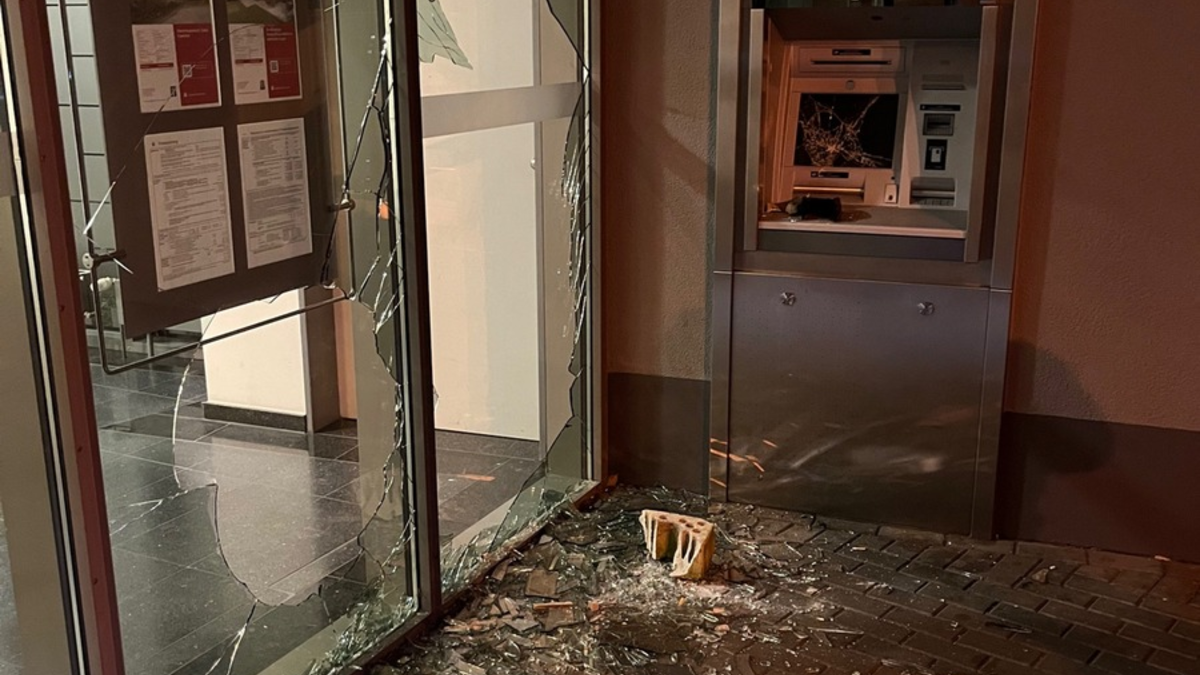 POL-NE: Randalierer beschädigt Geldinstitut - Wer kann Hinweise geben? - Foto: presseportal.de