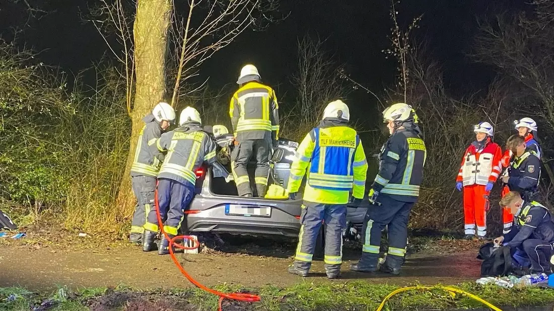 FW Marienheide: Verkehrsunfall - Eine Person durch Feuerwehr aus verunfalltem Fahrzeug befreit - Bild: presseportal.de