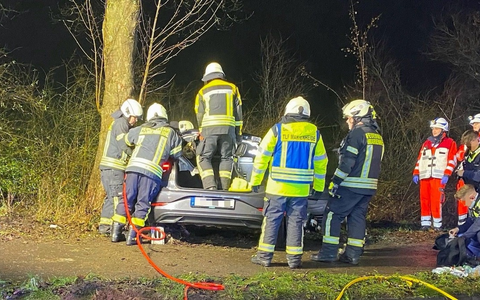 FW Marienheide: Verkehrsunfall - Eine Person durch Feuerwehr aus verunfalltem Fahrzeug befreit - Foto: presseportal.de