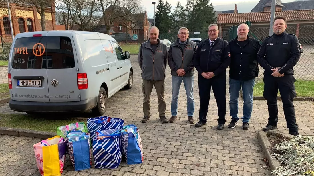 POL-GÖ: (614/2023) Mitarbeitende des Polizeikommissariats Hann. Münden spenden Lebensmittel an die Tafel Münden e. V. - 70 Kilo übergeben - Bild: presseportal.de