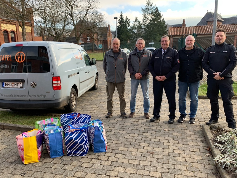 POL-HI: Diversity-Tag Polizei übergibt Spendenscheck - Foto: presseportal.de