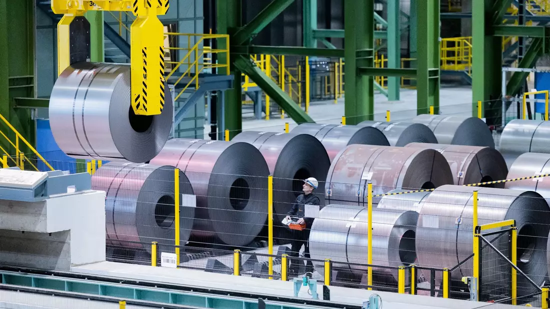 Thyssenkrupp Steel will seine Produktionskapazitäten in Duisburg reduzieren. Damit werde auch ein Abbau von Arbeitsplätzen verbunden sein, teilte der Konzern mit. - Bild: Rolf Vennenbernd/dpa