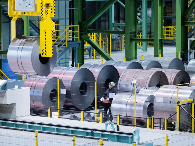 Thyssenkrupp Steel will seine Produktionskapazitäten in Duisburg reduzieren. Damit werde auch ein Abbau von Arbeitsplätzen verbunden sein, teilte der Konzern mit. - Foto: Rolf Vennenbernd/dpa