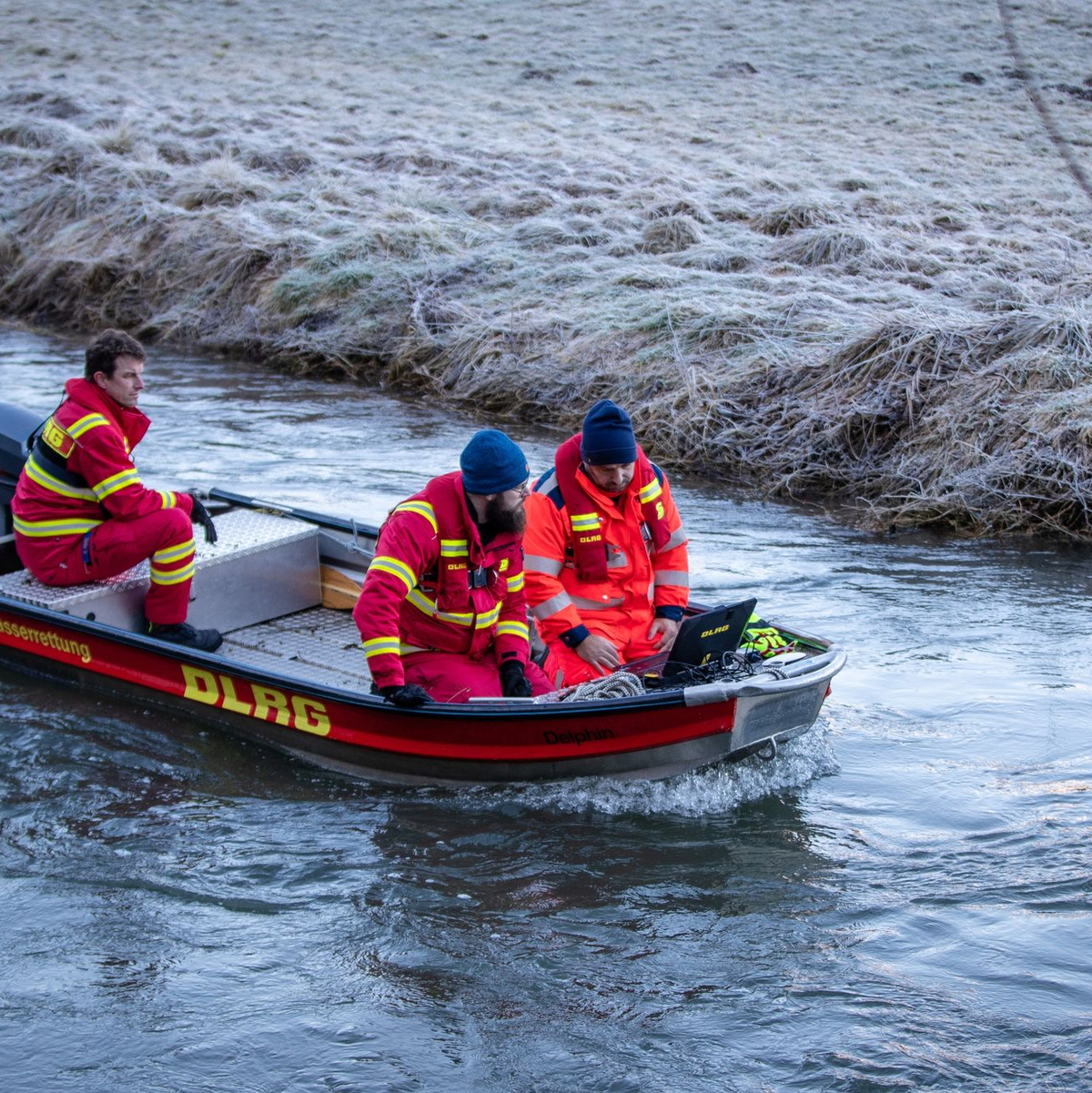 Einsatzkräfte der DLRG suchen das Gewässer der Lauchert ab. Jetzt ist dort eine Leiche geborgen worden. - Foto: Christoph Schmidt/dpa