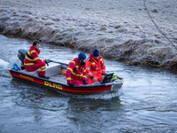 Einsatzkräfte der DLRG suchen das Gewässer der Lauchert ab. Jetzt ist dort eine Babyleiche gefunden worden. - Foto: Christoph Schmidt/dpa