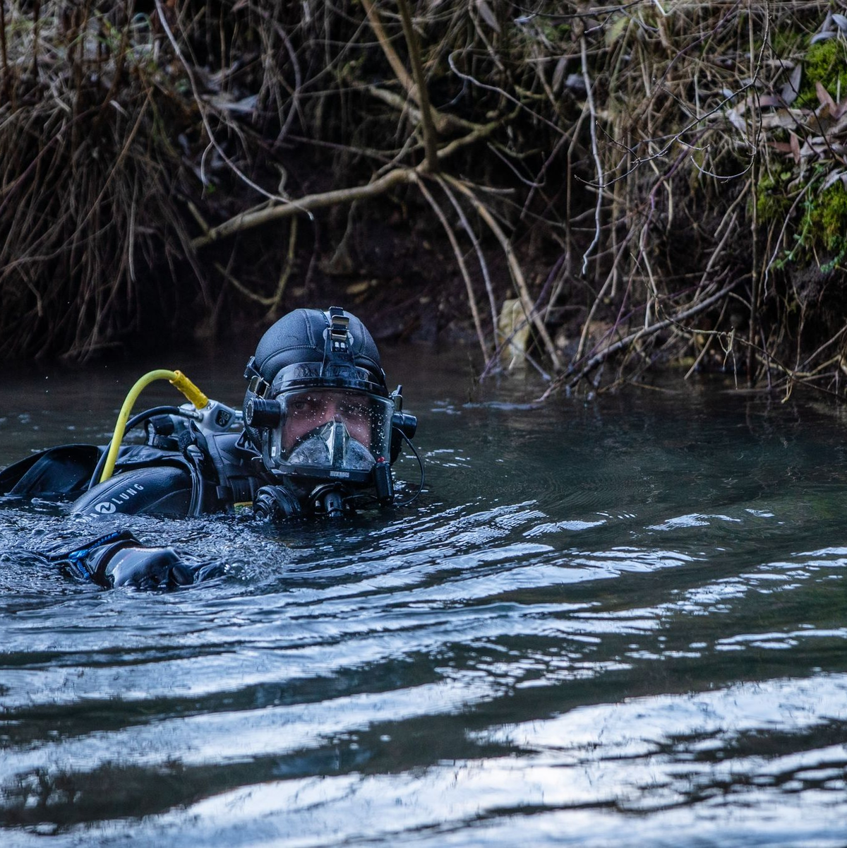 Ein Polizeitaucher bei der Suchaktion in der Lauchert. Jetzt wurde eine Kinderleiche geborgen. - Foto: Christoph Schmidt/dpa