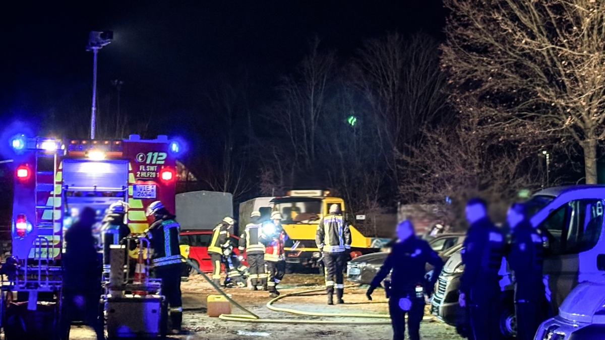 FFW Schwalmtal: Feuerwehr löscht Fahrzeugbrand - Foto: presseportal.de