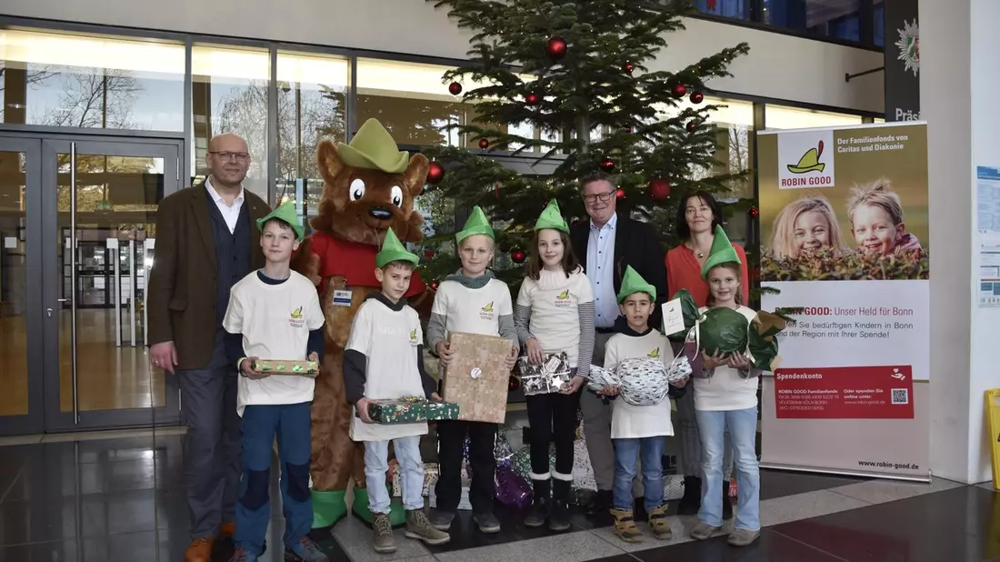 POL-BN: Polizei Bonn unterstützt Familienfonds Robin Good - 100 Weihnachtsgeschenke an Kinder und Jugendliche übergeben - Bild: presseportal.de