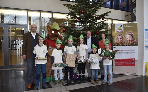 POL-BN: Polizei Bonn unterstützt Familienfonds Robin Good - 100 Weihnachtsgeschenke an Kinder und Jugendliche übergeben - Foto: presseportal.de