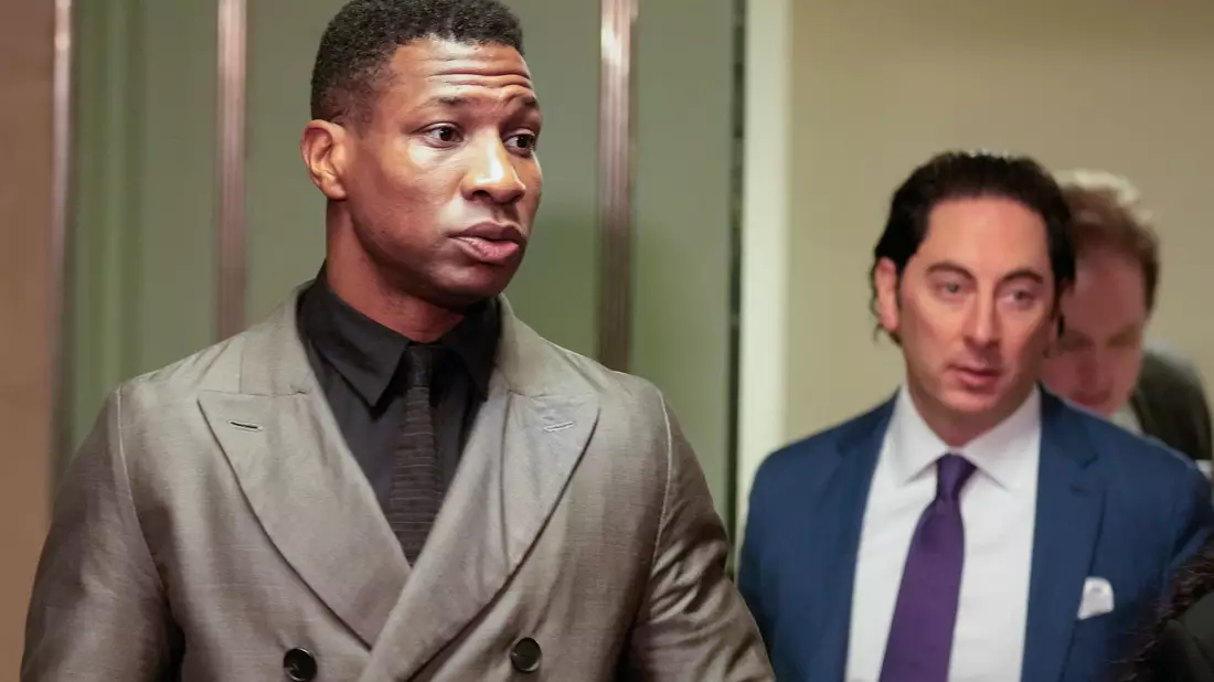 Jonathan Majors (l) wurde im März nach einem Vorfall mit seiner damaligen Freundin von der Polizei in Gewahrsam genommen. - Bild: Seth Wenig/AP/dpa