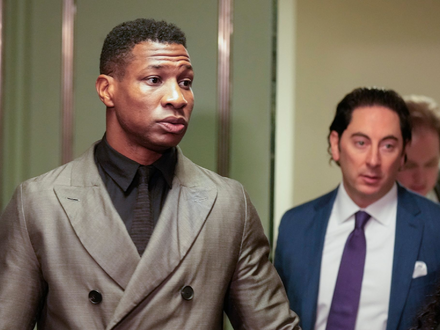 Jonathan Majors (l) wurde im März nach einem Vorfall mit seiner damaligen Freundin von der Polizei in Gewahrsam genommen. - Foto: Seth Wenig/AP/dpa