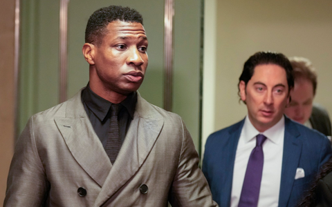 Jonathan Majors (l) wurde im März nach einem Vorfall mit seiner damaligen Freundin von der Polizei in Gewahrsam genommen. - Foto: Seth Wenig/AP/dpa