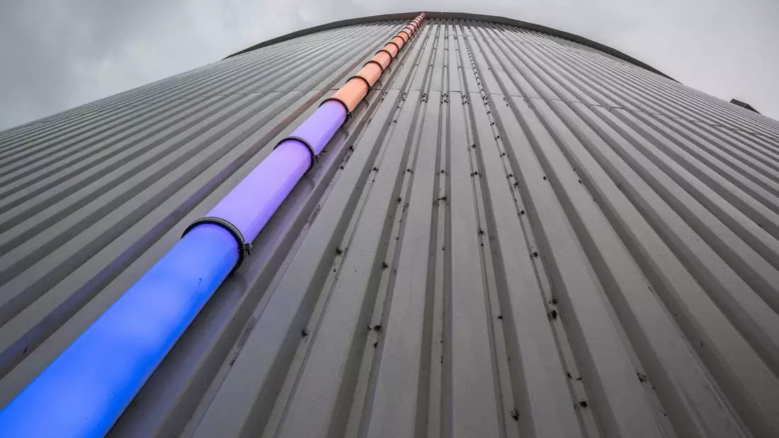 Wärmespeicher mit Füllstandanzeige auf dem Gelände der Fernheizwerk Neukölln AG: Das Land Berlin übernimmt das Fernwärmenetz der Hauptstadt vom schwedischen Energieversorger Vattenfall. - Bild: Hannes P. Albert/dpa