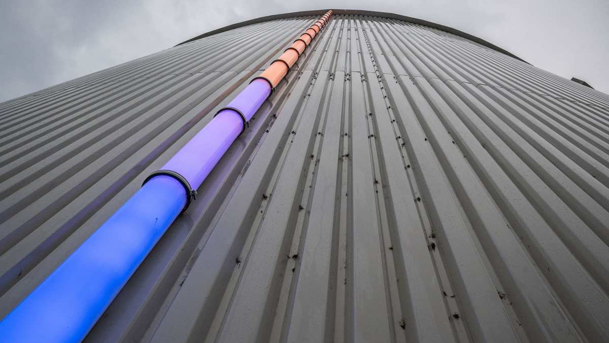 Wärmespeicher mit Füllstandanzeige auf dem Gelände der Fernheizwerk Neukölln AG: Das Land Berlin übernimmt das Fernwärmenetz der Hauptstadt vom schwedischen Energieversorger Vattenfall. - Foto: Hannes P. Albert/dpa