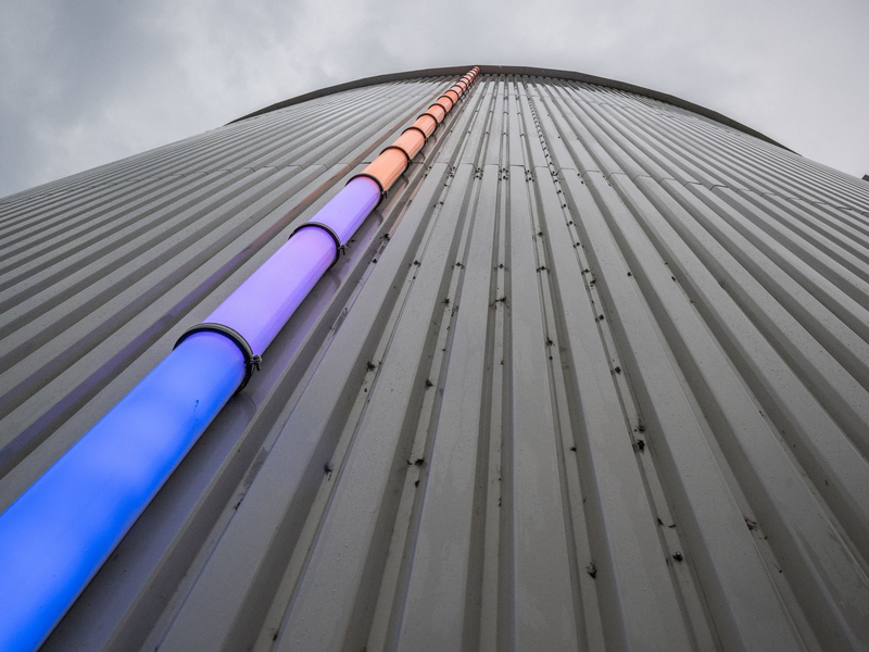 Wärmespeicher mit Füllstandanzeige auf dem Gelände der Fernheizwerk Neukölln AG: Das Land Berlin übernimmt das Fernwärmenetz der Hauptstadt vom schwedischen Energieversorger Vattenfall. - Foto: Hannes P. Albert/dpa