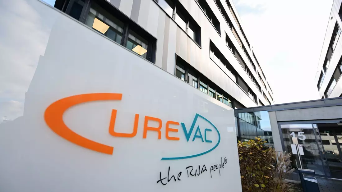 Das Logo des Biotechnologieunternehmens Curevac in Tübingen: Das Bundespatentgericht hat ein grundlegendes Corona-Impfstoffpatent des Tübinger Pharmaunternehmens Curevac für nichtig erklärt. - Bild: Bernd Weißbrod/dpa