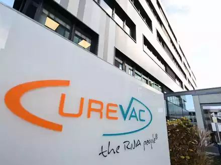Das Logo des Biotechnologieunternehmens Curevac in Tübingen: Das Bundespatentgericht hat ein grundlegendes Corona-Impfstoffpatent des Tübinger Pharmaunternehmens Curevac für nichtig erklärt. - Foto: Bernd Weißbrod/dpa