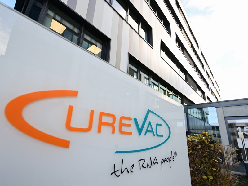 Das Logo des Biotechnologieunternehmens Curevac in Tübingen: Das Bundespatentgericht hat ein grundlegendes Corona-Impfstoffpatent des Tübinger Pharmaunternehmens Curevac für nichtig erklärt. - Foto: Bernd Weißbrod/dpa