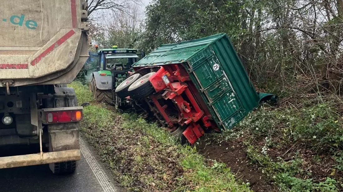 POL-NE: Traktor verunfallt auf L116 - Bild: presseportal.de