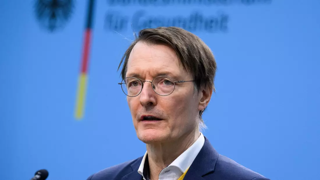 «Pflege darf weniger als sie kann - das ist ein riesiges Problem», sagt Karl Lauterbach (SPD). - Bild: Bernd von Jutrczenka/dpa
