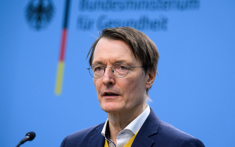 «Pflege darf weniger als sie kann - das ist ein riesiges Problem», sagt Karl Lauterbach (SPD). - Foto: Bernd von Jutrczenka/dpa