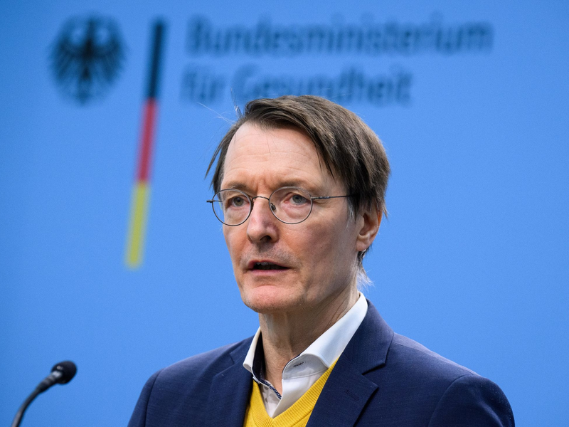 «Pflege darf weniger als sie kann - das ist ein riesiges Problem», sagt Karl Lauterbach (SPD). - Foto: Bernd von Jutrczenka/dpa