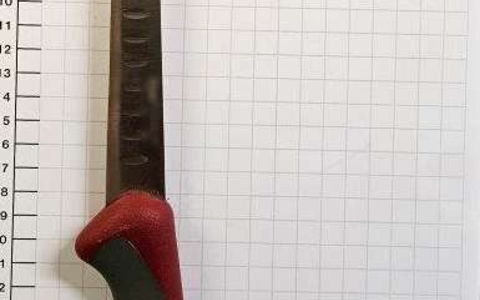 BPOL NRW: Blutige Hand führt zu Waffenfund - Bundespolizei stellt Messer sicher - Foto: presseportal.de