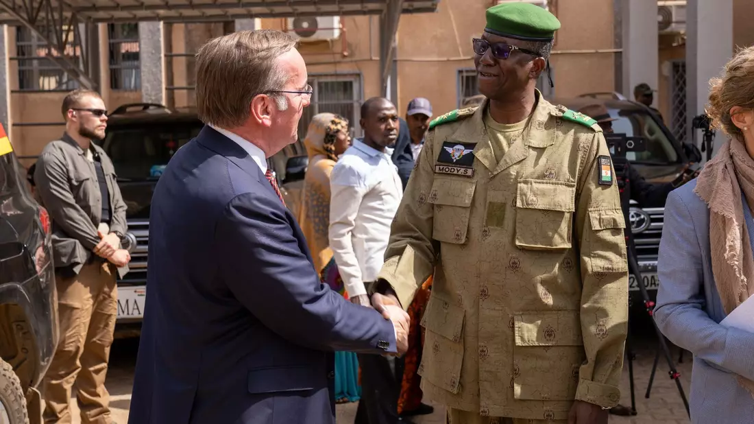 Boris Pistorius wird in Niamey von Salifou Modi, General der nigrischen Armee, begrüßt. - Bild: Prawos/BMVG/dpa