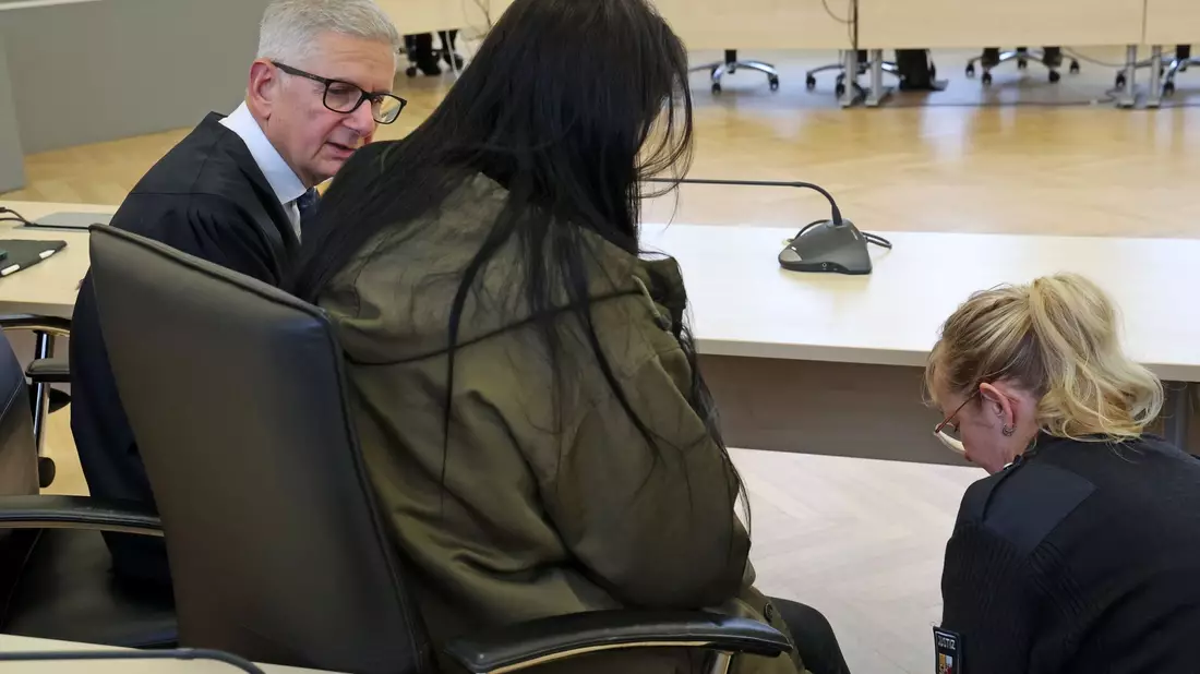 Die Angeklagte (m.) wurde in Rostock zu lebenslanger Haft verurteilt. - Bild: Bernd Wüstneck/dpa