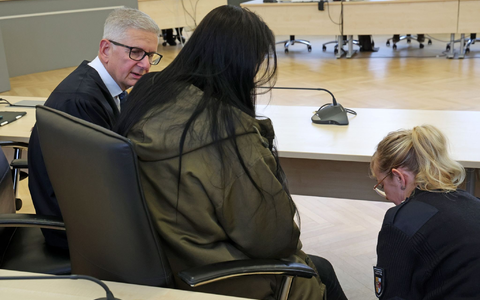 Die Angeklagte (m.) wurde in Rostock zu lebenslanger Haft verurteilt. - Foto: Bernd Wüstneck/dpa