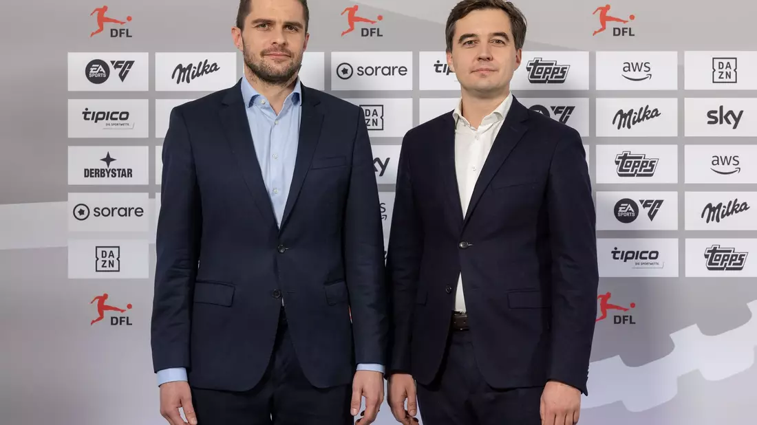 Sind auf Investor-Suche: Die beiden DFL-Geschäftsführer  Marc Lenz (l) und Steffen Merkel. - Bild: Jürgen Kessler/dpa
