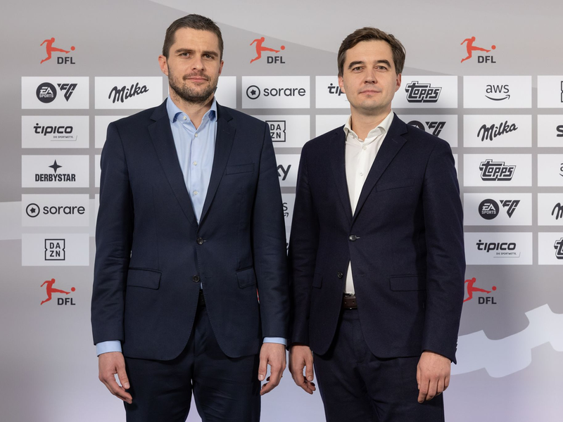 Sind auf Investor-Suche: Die beiden DFL-Geschäftsführer  Marc Lenz (l) und Steffen Merkel. - Foto: Jürgen Kessler/dpa