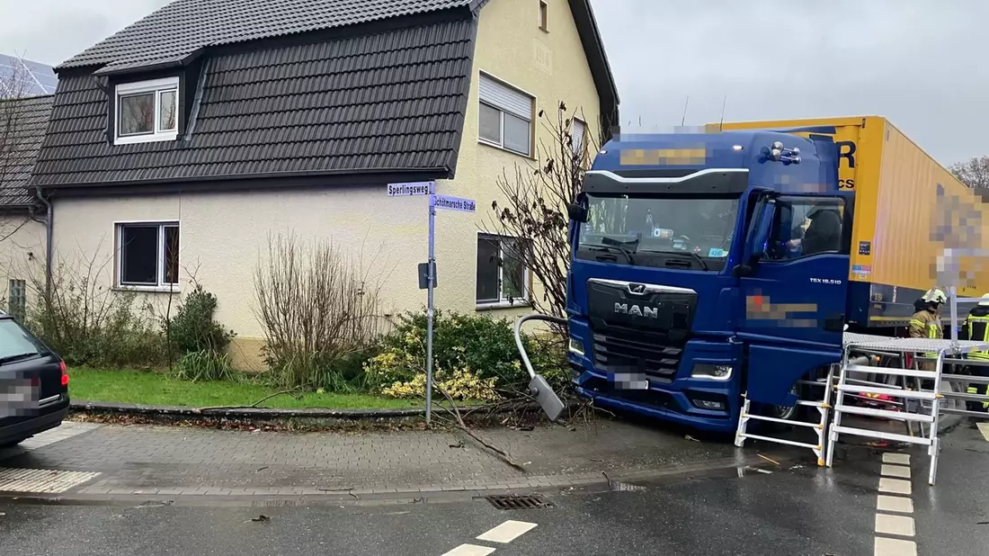 FF Bad Salzuflen: Lkw landet nach schwerem Unfall in Vorgarten / Feuerwehr Bad Salzuflen ist mit 20 Kräften in Lockhausen im Einsatz - Bild: presseportal.de
