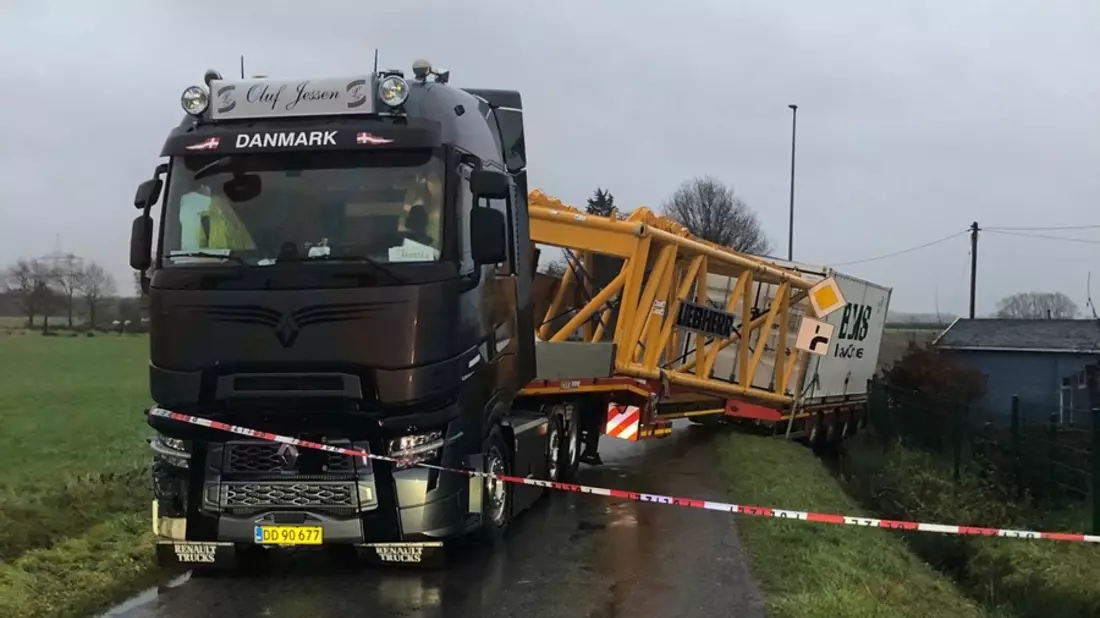 POL-HAM: LKW rutscht in den Graben, Straßensperrung - Bild: presseportal.de