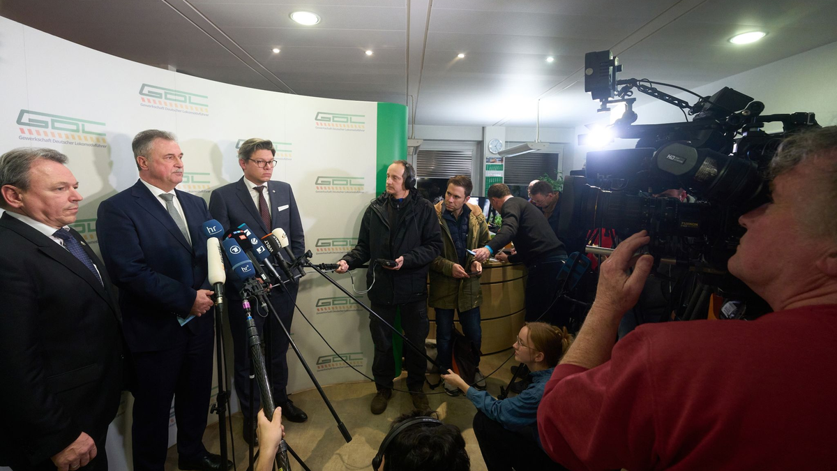 Mario Reiß (l-r), GDL-Vorstand, Claus Weselsky, Vorsitzender der Gewerkschaft Deutscher Lokomotivführer (GDL), und Lars U. Jedinat, GDL-Vorstand, verkünden das Urabstimmungsergebnis. - Foto: Thomas Frey/dpa