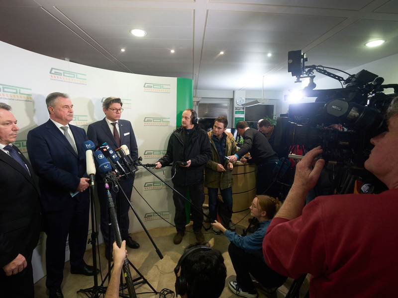 Mario Reiß (l-r), GDL-Vorstand, Claus Weselsky, Vorsitzender der Gewerkschaft Deutscher Lokomotivführer (GDL), und Lars U. Jedinat, GDL-Vorstand, verkünden das Urabstimmungsergebnis. - Foto: Thomas Frey/dpa