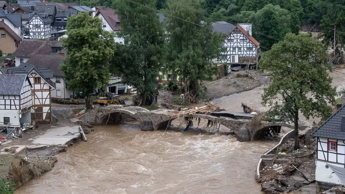 Die Bundesregierung will prüfen, ob sie auch 2024 die Schuldenbremse aussetzen kann. Dabei geht es zuerst um 2,7 Milliarden Euro an Fluthilfen für Opfer der Hochwasser-Katastrophe im Ahrtal. - Bild: Boris Roessler/dpa