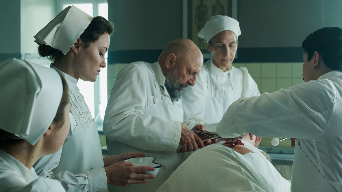 Krankenschwester Johanna Gabathuler (Dominique Devenport, 2.v.l) assistiert Professor Tschudi (Pierre Siegenthaler, M) bei einer OP. - Foto: Pascal Mora/ SRF/ARD Degeto/Amalia Film/Contrast Film/Letterbox Filmproduktion/dpa