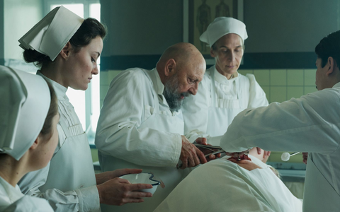 Krankenschwester Johanna Gabathuler (Dominique Devenport, 2.v.l) assistiert Professor Tschudi (Pierre Siegenthaler, M) bei einer OP. - Foto: Pascal Mora/ SRF/ARD Degeto/Amalia Film/Contrast Film/Letterbox Filmproduktion/dpa