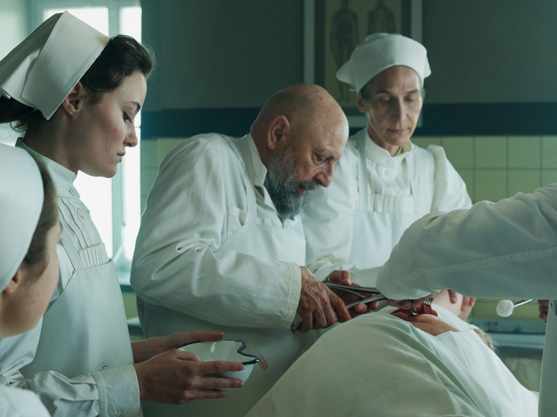 Krankenschwester Johanna Gabathuler (Dominique Devenport, 2.v.l) assistiert Professor Tschudi (Pierre Siegenthaler, M) bei einer OP. - Foto: Pascal Mora/ SRF/ARD Degeto/Amalia Film/Contrast Film/Letterbox Filmproduktion/dpa