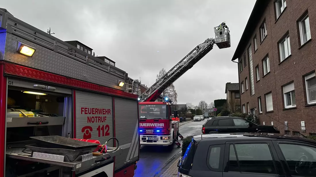 FW-Schermbeck: Türöffnung und Tragehilfe - Bild: presseportal.de