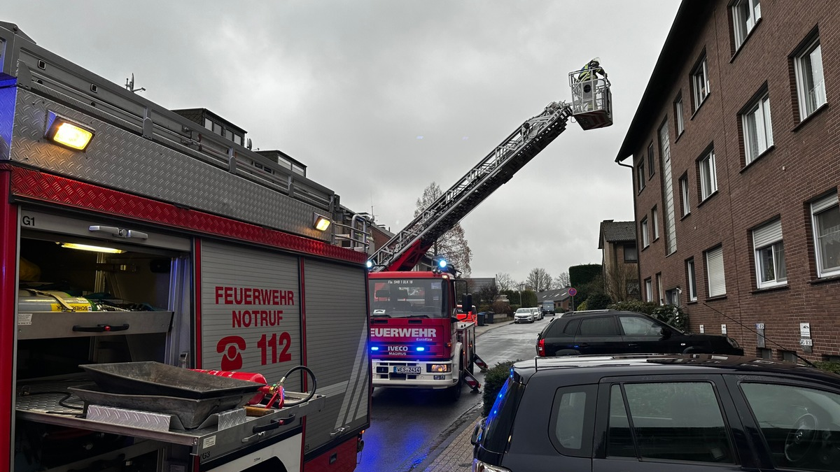 FW-Schermbeck: Türöffnung und Tragehilfe - Foto: presseportal.de