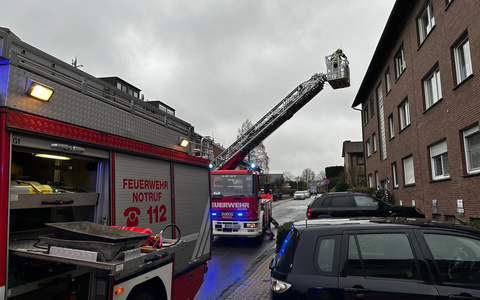FW-Schermbeck: Türöffnung und Tragehilfe - Foto: presseportal.de