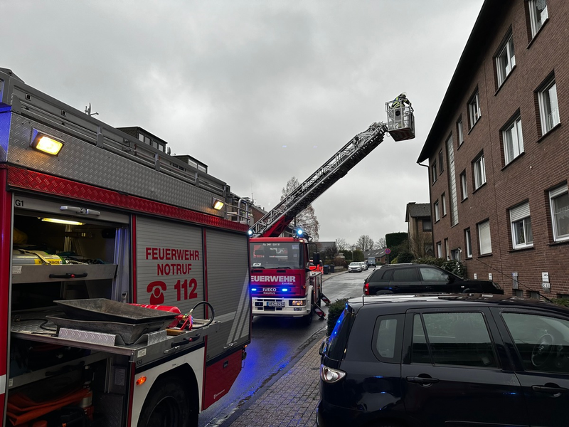 FW-Schermbeck: Türöffnung und Tragehilfe - Foto: presseportal.de