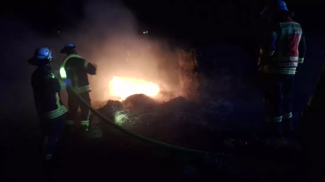 FW Lüchow-Dannenberg: +++Brennende Strohballen halten Feuerwehr in Atem+++Mehr als 15 Feuerwehren im Einsatz+++Presse schreibt von flammendem Protest+++ - Bild: presseportal.de