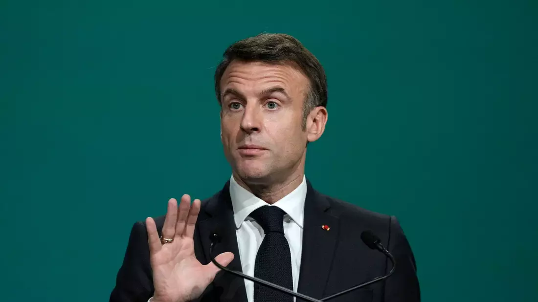 Mehrere Abgeordnete aus dem linken Flügel des Lagers von Präsident Emmanuel Macron hatten bereits vor dem Votum angekündigt, gegen den Text zu stimmen. - Bild: Peter Dejong/AP/dpa