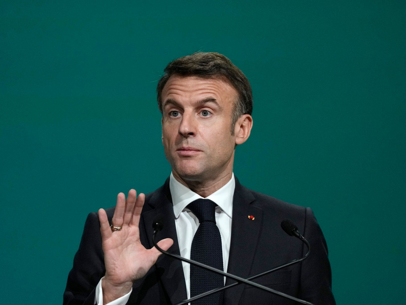 Mehrere Abgeordnete aus dem linken Flügel des Lagers von Präsident Emmanuel Macron hatten bereits vor dem Votum angekündigt, gegen den Text zu stimmen. - Foto: Peter Dejong/AP/dpa